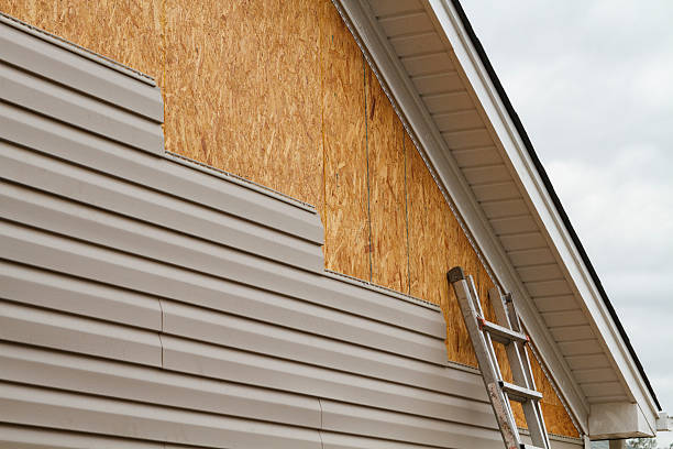 Professional Siding technician working in Oakland, NJ